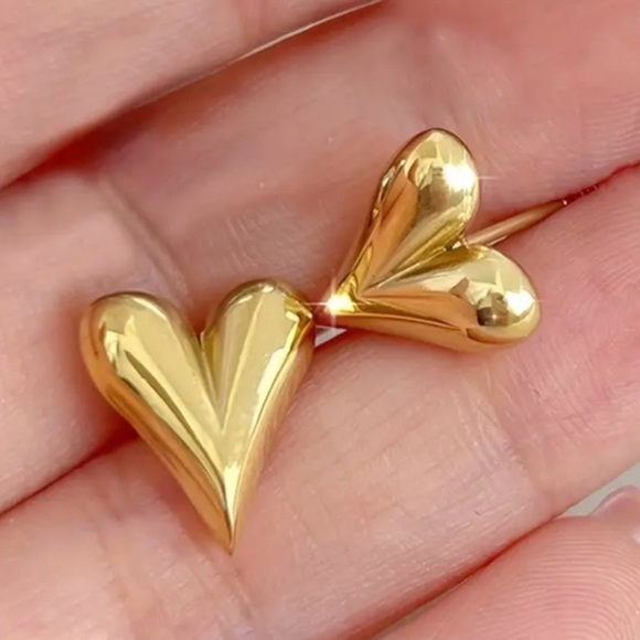 ✨Free People Greta Gold Heart Earrings - Picture 1 of 7